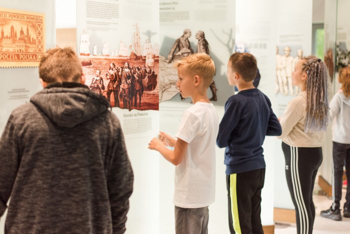 Dzieci oglądają wystawę historyczną